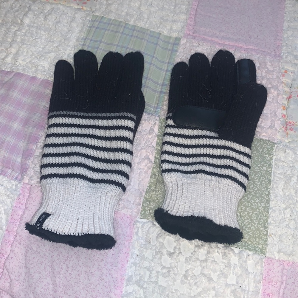 super thick and fuzzy gloves, has the finger covers for screens